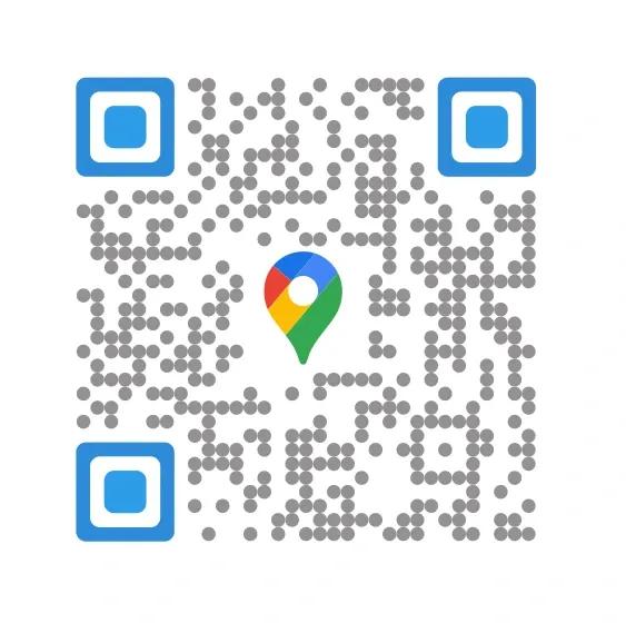 Benutzerdefinierter QR-Code mit Google Maps-Logo in der Mitte und blauen QR-Augen, der die Möglichkeiten zur Individualisierung des Brandings demonstriert.