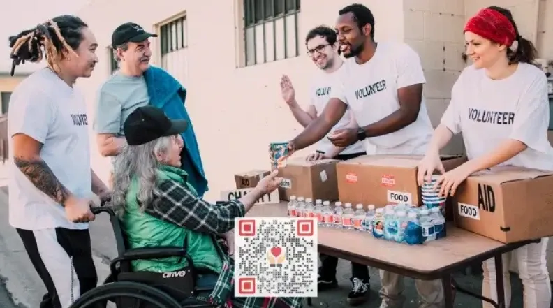 Personas que participan en actividades benéficas con un código QR, facilitando donaciones.